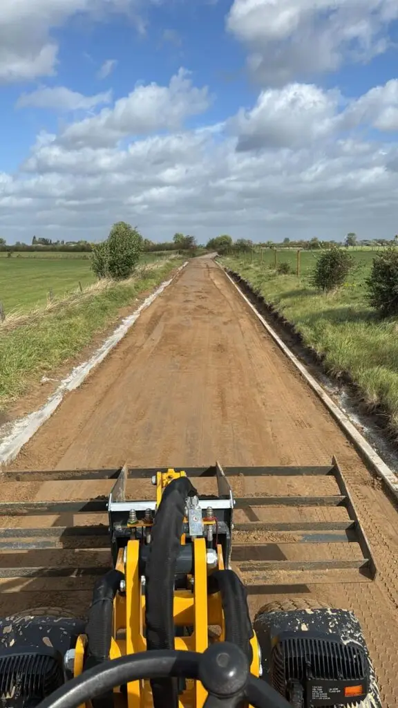 Grond gereed maken voor het leggen van bestrating