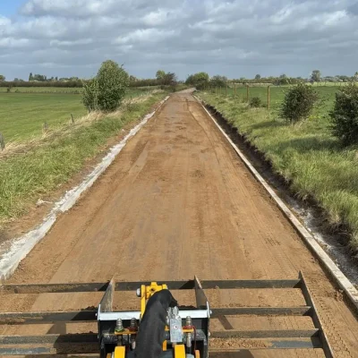 Grond gereed maken voor het leggen van bestrating